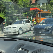 Rolls-Royce-ul lui Mirel Rădoi, ridicat de platformă în Capitală // Captură: TikTok @lucyskkrr