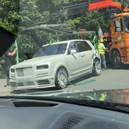 Rolls-Royce-ul lui Mirel Rădoi, ridicat de platformă în Capitală // Captură: TikTok @lucyskkrr