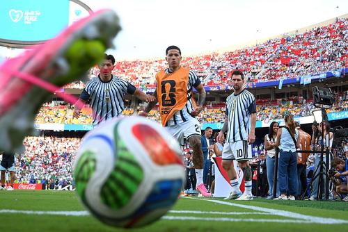 Enzo Fernandez, în centru, cu vesta portocalie // foto: Imago Images