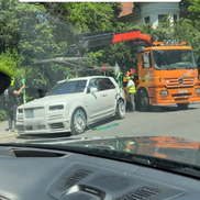 Rolls-Royce-ul lui Mirel Rădoi, ridicat de platformă în Capitală // Captură: TikTok @lucyskkrr
