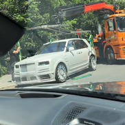Rolls-Royce-ul lui Mirel Rădoi, ridicat de platformă în Capitală // Captură: TikTok @lucyskkrr