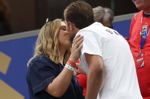 Harry și Katie nu par să fi aflat de noua regulă introdusă de FIFA / Foto: Imago