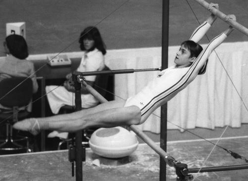 Nadia Comăneci la paralele, aparatul care i-a adus prima notă de zece la Montreal FOTO Guliver/GettyImages
