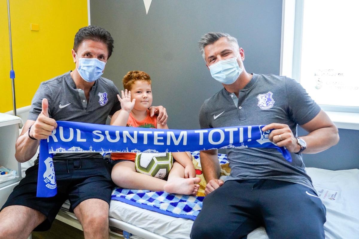 Gică Popescu și Tiberiu Curt, în vizită la Secția de Pediatrie a Spitalului Județean din Arad