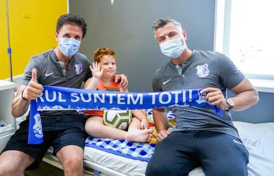 Gică Popescu și Tiberiu Curt, în vizită la Secția de Pediatrie a Spitalului Județean din Arad. Copiii au primit cadouri