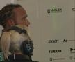 Hamilton urmărind reluările, cât a fost întreruptă cursa