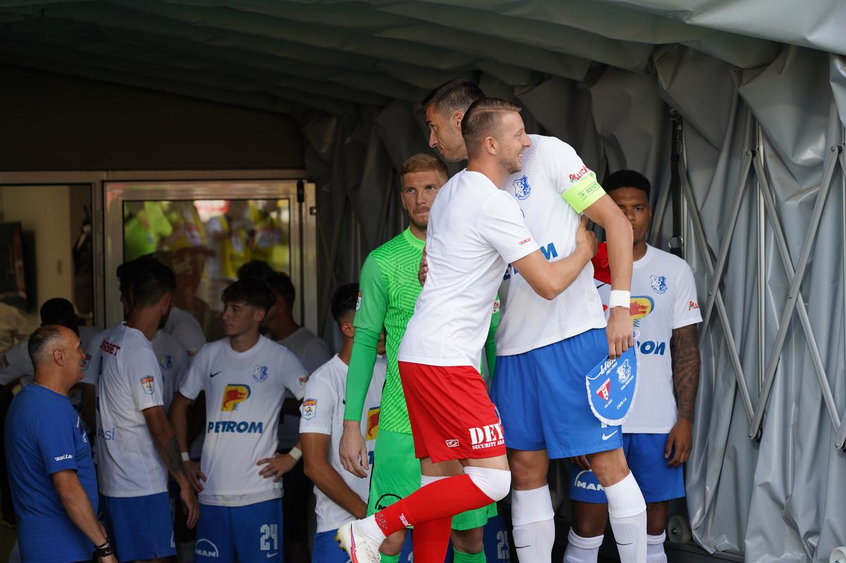 UTA - Farul 0-0 » Mai multă luptă decât fotbal » Echipa lui Hagi a jucat în 9 pe final