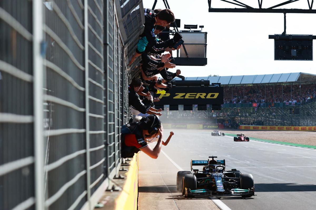 Hamilton a revenit incredibil după ciocnirea cu Verstappen! A 8-a victorie din carieră la Silverstone