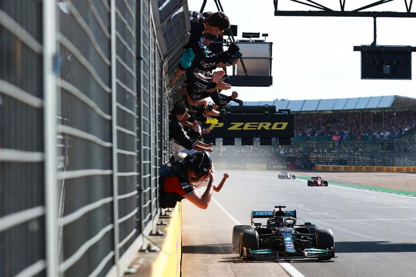 Lewis Hamilton a făcut o cursă perfectă pe teren propriu. În ciuda penalizării de 10 secunde, britanicul a încheiat pe primul loc.