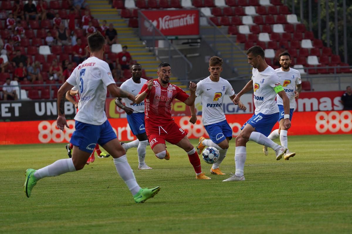 UTA - Farul 0-0 » Mai multă luptă decât fotbal » Echipa lui Hagi a jucat în 9 pe final