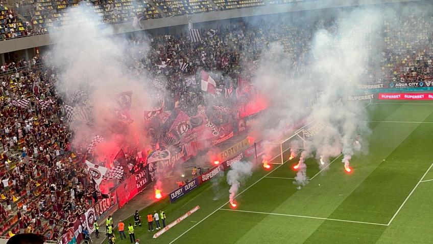 Rapid - Chindia, primul meci al giuleștenilor în Liga 1 după 6 ani, a început cu 5 minute mai târziu din cauza fanilor giuleșteni.