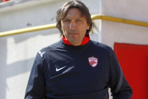 Cornel Dinu (72 de ani) nu îi acordă multe șanse de reușită lui Dario Bonetti (59 de ani), antrenorul cu care Dinamo începe noul sezon.