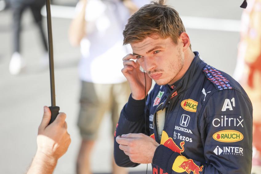 Max Verstappen (23 de ani), liderul clasamentului piloților din Formula 1, a fost scos din cursă la Silverstone, încă din primul tur, după ce a fost tamponat de rivalul Lewis Hamilton (36 de ani).