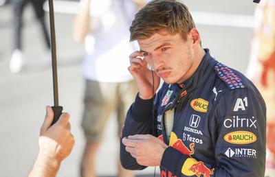 Max Verstappen nu îl iartă pe Lewis Hamilton: „Am urmărit din spital cum sărbătoreau victoria”
