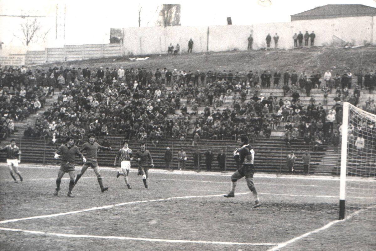 Stadion Cotroceni - Rugină și uitare în „Parcul cu platani”