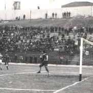Prima formă a stadionului, cu gradene urcate pe dealul Cotroceni