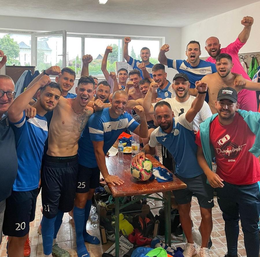 Bucuria jucătorilor de la Gloria Geoagiu, la finalul partidei câștigate cu 13-0 Autodenunț sau glumă proastă? Patronul unui club învins cu 13-0 în Cupa României și-a anunțat prietenii pe Whatsapp: „Am pariat 50k. Așa se fac 15k în 90 de minute”