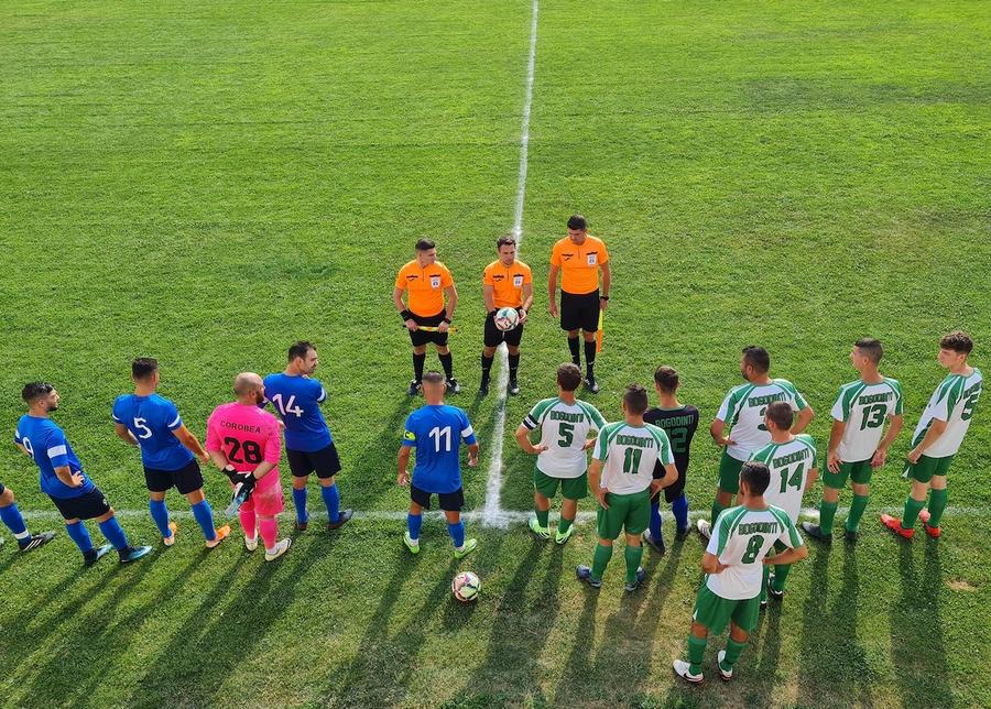 Arbitrii meciului Gloria Geoagiu - Nera Bogodinț și jucătorii celor două echipe Autodenunț sau glumă proastă? Patronul unui club învins cu 13-0 în Cupa României și-a anunțat prietenii pe Whatsapp: „Am pariat 50k. Așa se fac 15k în 90 de minute”
