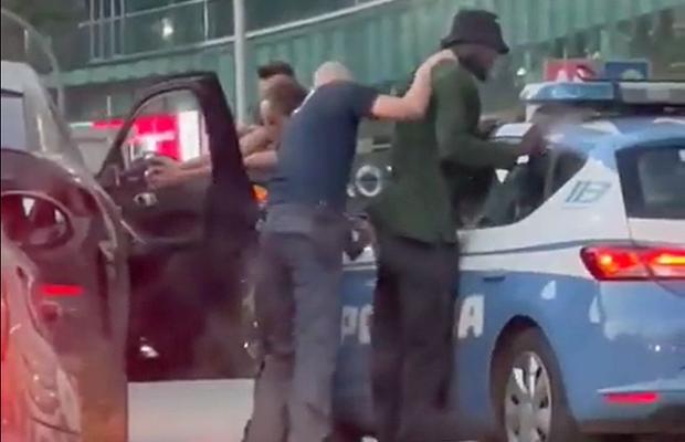 Moment șocant în Italia! Un jucător de la AC Milan, oprit și percheziționat sub amenințarea armei, în plină stradă!