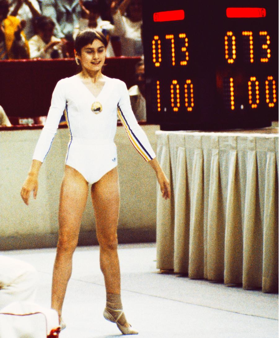 Nadia Comăneci și acel 1.00, foto: Guliver/gettyimages Nadia Comăneci alături de Sabrina Voinea înainte de plecarea spre Campionatele Mondiale din Indonezia