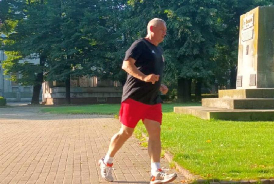 Fostul sportiv maghiar surprins la jogging în Pitești / Sursă foto: epitesti.ro Dansuri și „Bella Ciao” cu steagul Ungariei pe umeri » Cum au sărbătorit maghiarele la Pitești, în miez de noapte, câștigarea Europeanului + o imagine a făcut furori