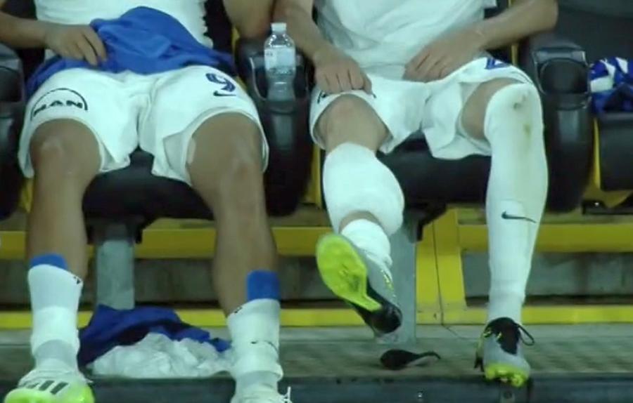 Gamba lui Mazilu, înfășurată cu gheață // foto: captură TV @ DigiSport Gică Hagi, un car de nervi după ce și-a pierdut „perla”!