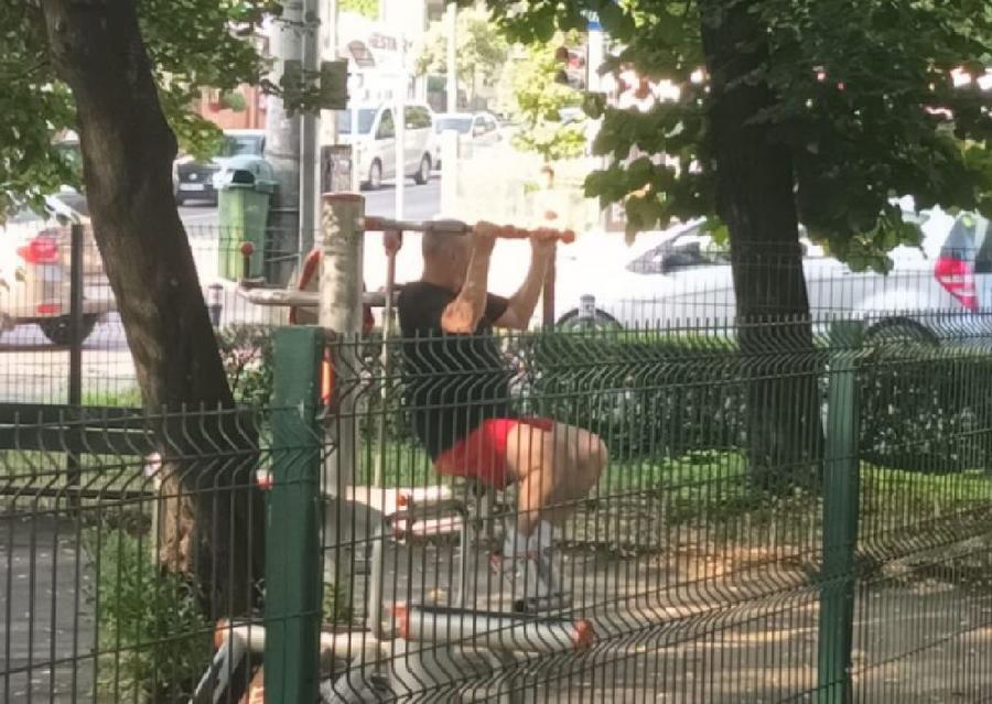 Sursă foto: epitesti.ro Dansuri și „Bella Ciao” cu steagul Ungariei pe umeri » Cum au sărbătorit maghiarele la Pitești, în miez de noapte, câștigarea Europeanului + o imagine a făcut furori