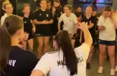 Dansuri și „Bella Ciao” cu steagul Ungariei pe umeri » Cum au sărbătorit maghiarele la Pitești, în miez de noapte, câștigarea Europeanului + o imagine a făcut furori