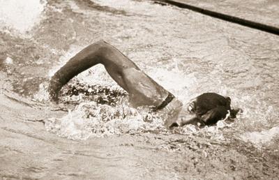 Poveste extraordinară a lui „Tarzan” Johnny Weissmuller, înotătorul născut pe teritoriul României și primul campion olimpic care a coborât sub un minut la 100 de metri!