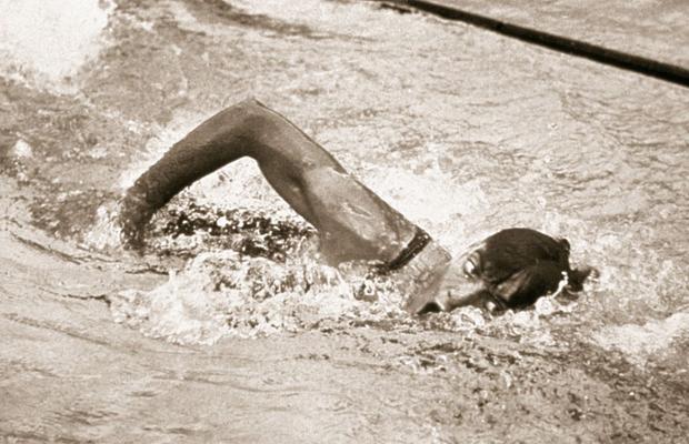 Poveste extraordinară a lui „Tarzan” Johnny Weissmuller, înotătorul născut pe teritoriul României și primul campion olimpic care a coborât sub un minut la 100 de metri!