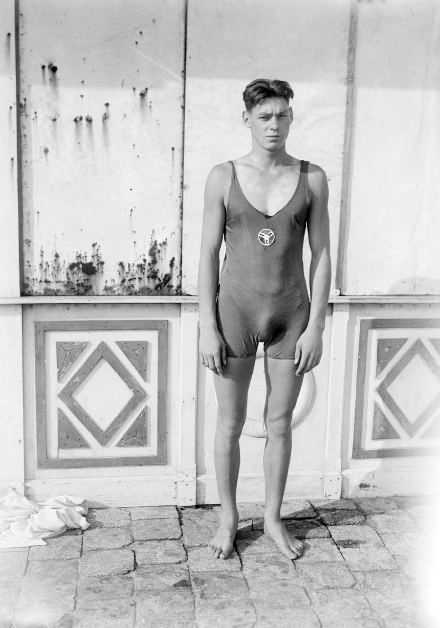 Johnny Weissmuller FOTO Imago Images Poveste extraordinară a lui „Tarzan” Johnny Weissmuller, înotătorul născut pe teritoriul României și primul campion olimpic care a coborât sub un minut la 100 de metri!