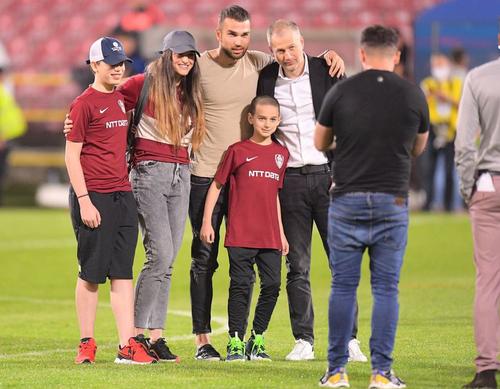 Fratele mai mic al selecționerului, Alexandru Iordănescu (30 de ani), încă jucător la CS Dinamo, în Liga a 3-a, a terminat recent școala și acum așteaptă să primească carnetul de antrenor de fotbal.