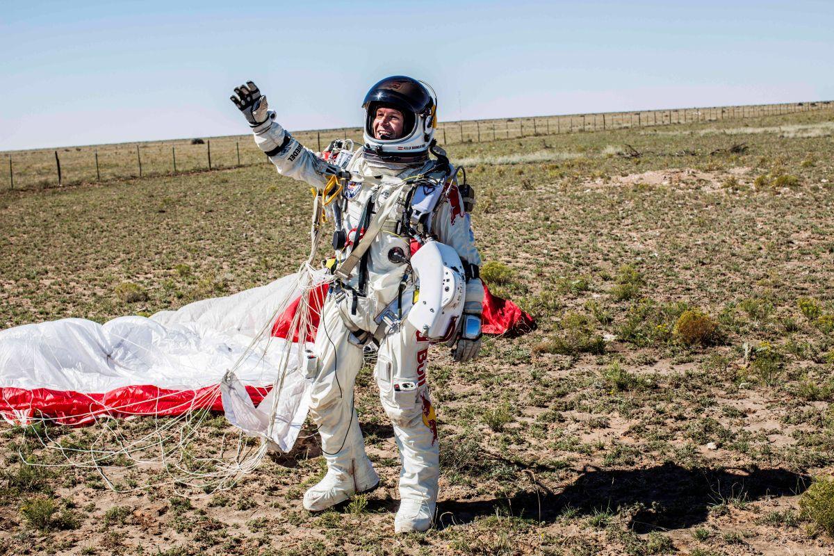 Viața lui Felix Baumgartner: între nebunii la înălțime și controverse » „Uneori trebuie să privim lumea din văzduh ca să ne dăm seama cât de mici suntem”