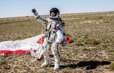 Viața lui Felix Baumgartner: între nebunii la înălțime și controverse » „Uneori trebuie să privim lumea din văzduh ca să ne dăm seama cât de mici suntem”