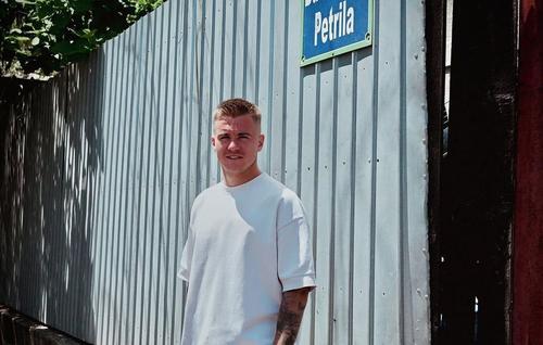 Claudiu Petrila, 24 de ani, jucătorul celor de la Rapid, a fost invitat special chiar pe Bulevardul Petrila, unde a fost în vizită la Școala Gimnazială nr. 13.