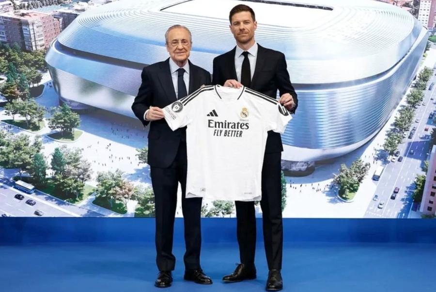 Xabi Alonso, împreună cu Florentino Perez, la instalarea în funcție / Foto: Real Madrid O altă variantă » Sunt împotriva tuturor și insistă: „Așa a plecat, de fapt, Xabi Alonso de la Real Madrid!”