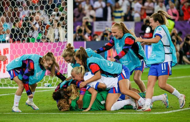 A vrut să fie eroină în Anglia - Suedia și a încercat să-l imite pe celebrul Ricardo, dar a eșuat și echipa ei a fost eliminată de la Euro