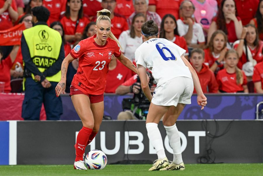 Alisha Lehmann, contra Finlandei la Campionatul European de Fotbal Feminin 2025. Foto: Imago Images UEFA i-a asigurat bodyguard personal! » Singura jucătoare care beneficiază de măsuri speciale de securitate la Euro 2025