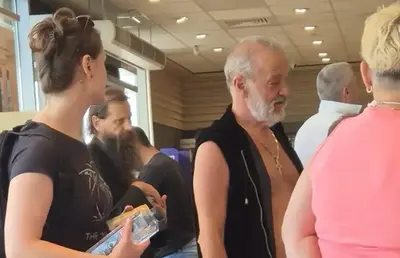 Gigi Becali, „hipster” în drum spre Marea Neagră » În ce ținută a fost surprins de turiști