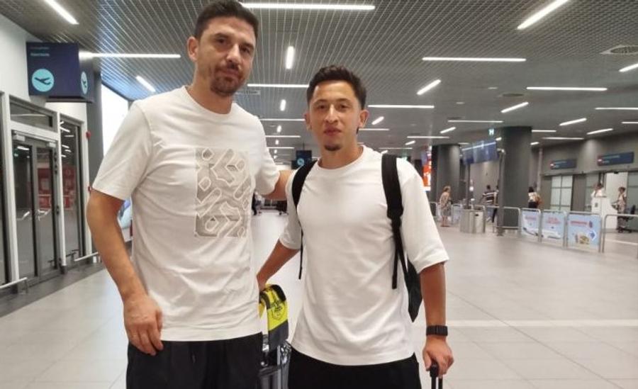 Olimpiu Moruțan, alături de directorul sport al lui Aris Salonic, pe aeroporul Makedonia / Foto: Metrosport Primele imagini cu Olimpiu Moruțan la Salonic » Noul transfer a făcut vizita medicală și semnează cu Aris!