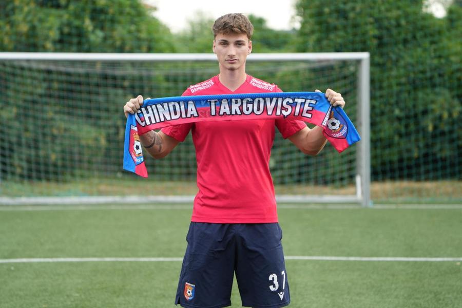 Albert Hofman, prezentat oficial la Chindia Târgoviște. Foto: Facebook @AFC Chindia Târgoviște Ziua și transferul la „Barca de România” » Chindia se întărește din play-off-ul Superligii