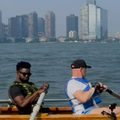 Wayne Rooney (dreapta) a vâslit pe râul Hudosn din New York // foto: captură BBC