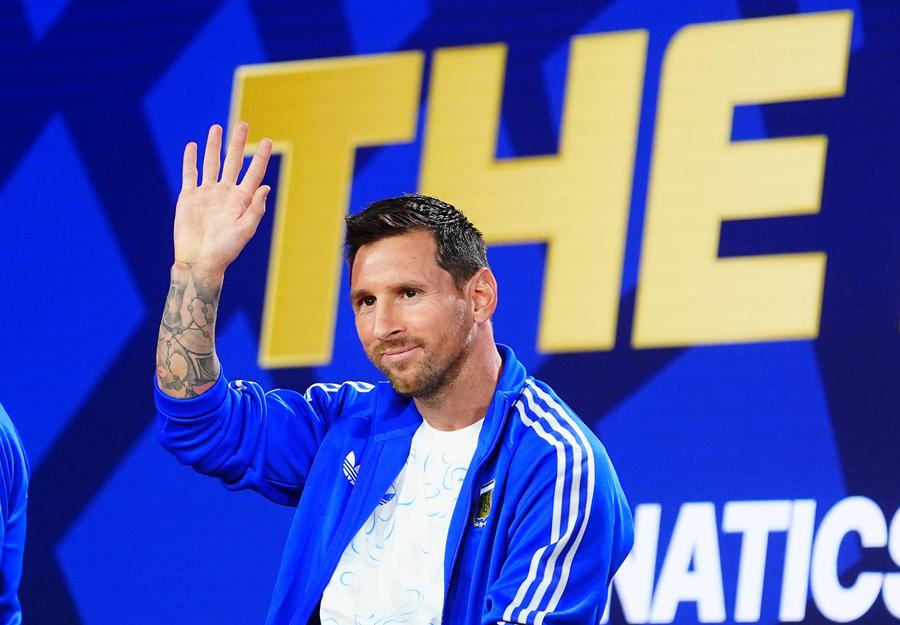 Leo Messi, Novak Djokovic, Tom Brady, pe aceeași scenă, înainte de Spania - Argentina/ foto Imago Images Novak Djokovic a refuzat comparația cu Leo Messi: „Aș vrea să fiu ca el! La 39 de ani, să joc doar 90 de minute”