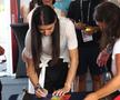 Sorana Cîrstea semnând autografe Roxana Fleșeru