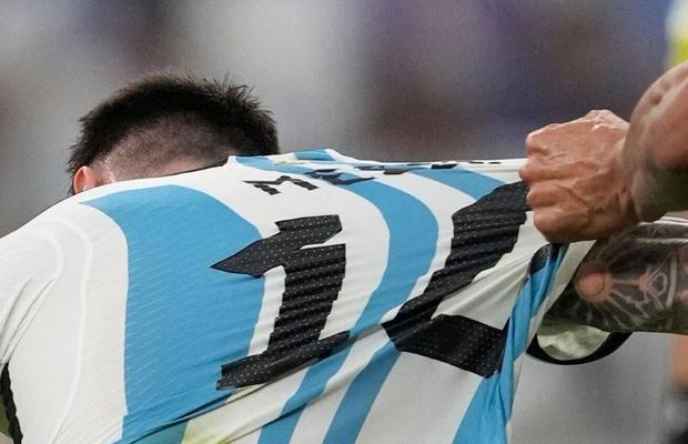 Messimania mondială a cucerit America » Câte tricouri ale căpitanului se imprimă la fiecare meci al naționalei!