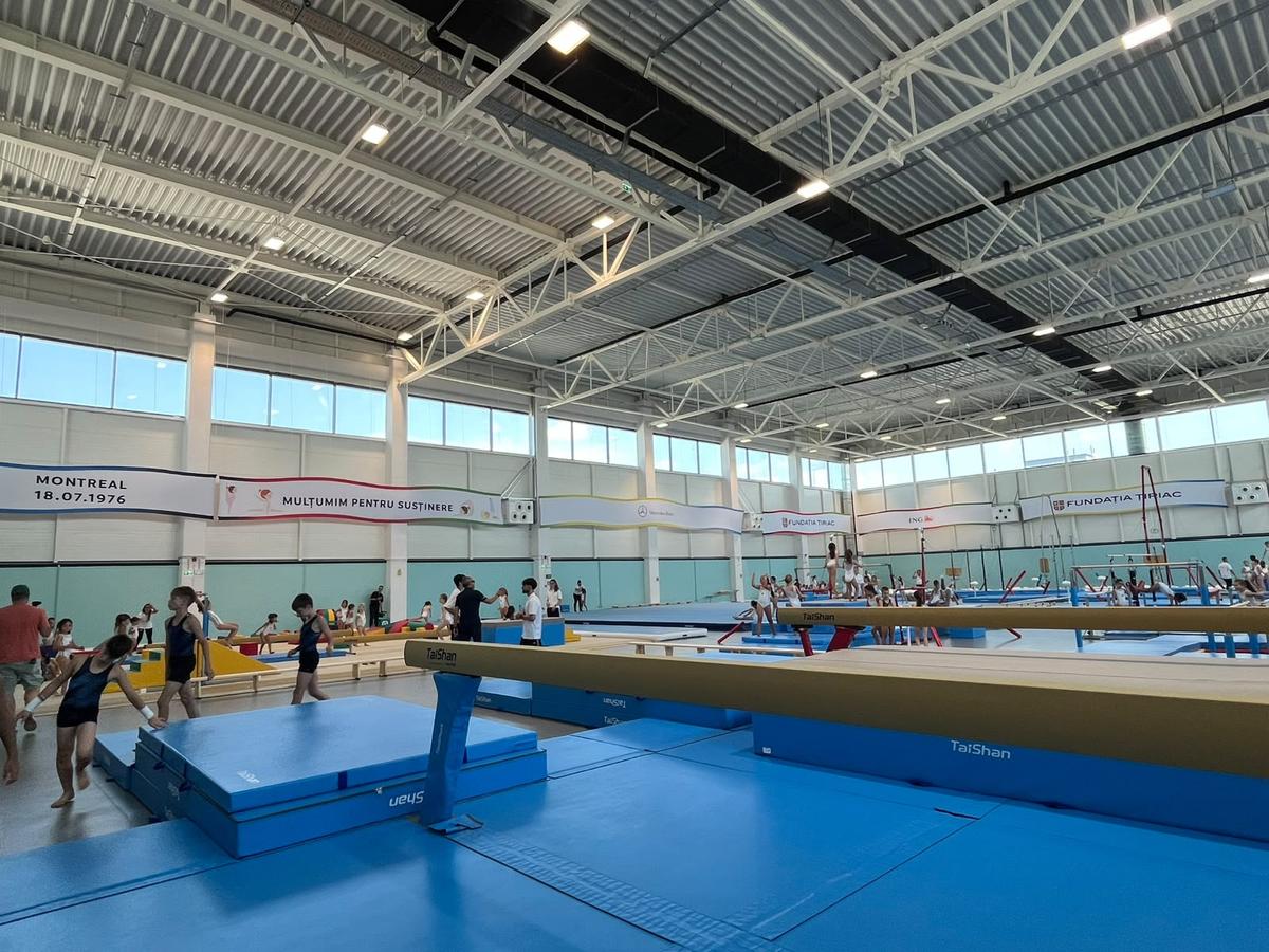 Sala „Nadia Comăneci”, inaugurată » Nadia, Ion Țiriac și Ilie Bolojan au tăiat panglica