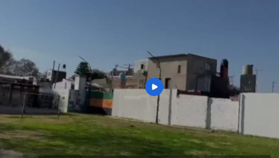 Terenul de lângă casă pe care bătea mingea cu copiii Lionel Messi în Rosario / Foto: captură TyC Sports De-aici a plecat Leo Messi în căutarea gloriei mondiale » „Era așa bun că-ți venea să-l lovești, iarăși și din nou!”