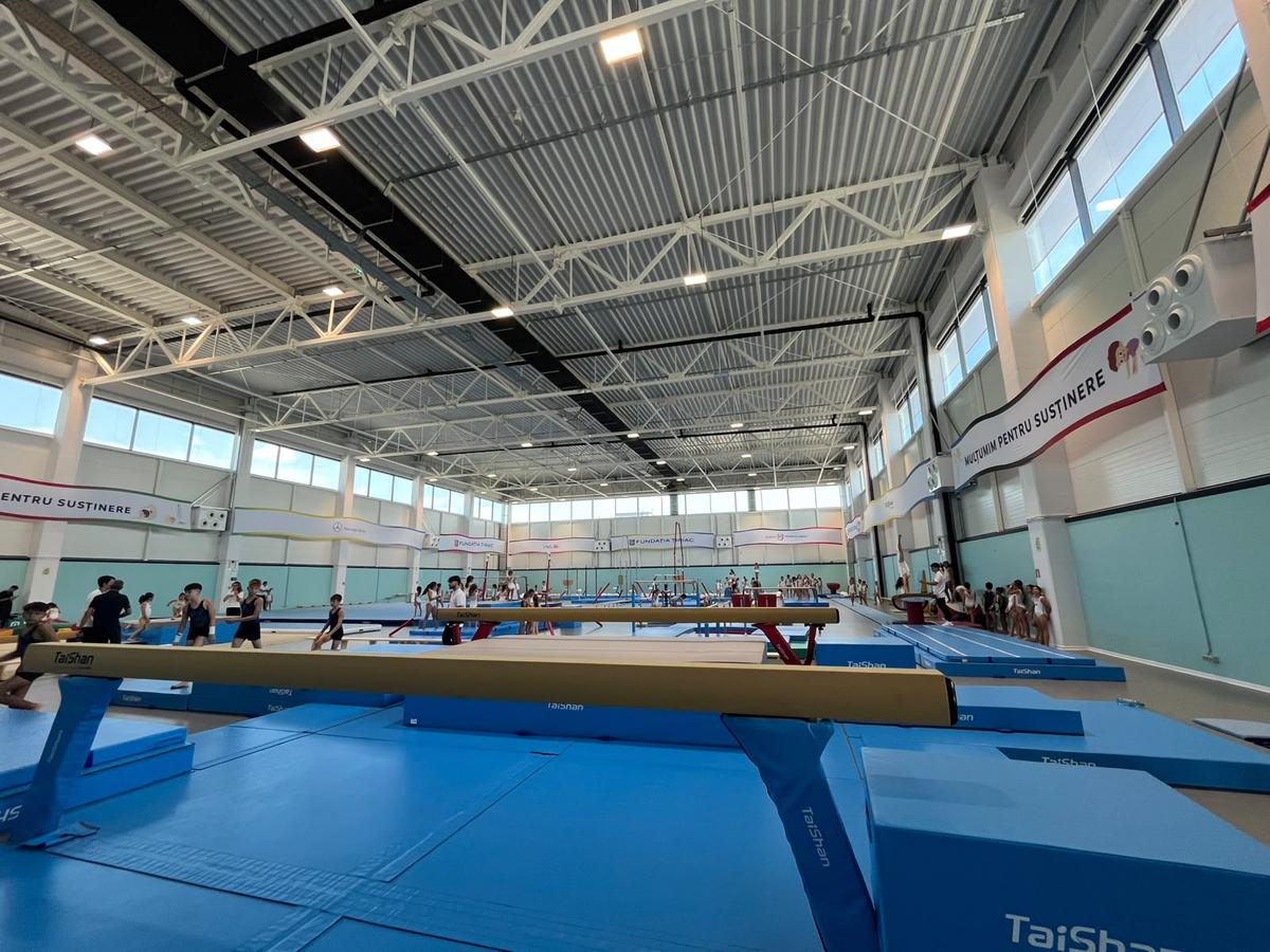 Sala „Nadia Comăneci”, inaugurată » Nadia, Ion Țiriac și Ilie Bolojan au tăiat panglica