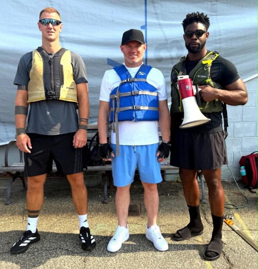 Joe Harte, Wayne Rooney și Micah Richards // foto: BBC Rooney a vâslit pe râul Hudson după ce a pierdut un pariu la Mondial