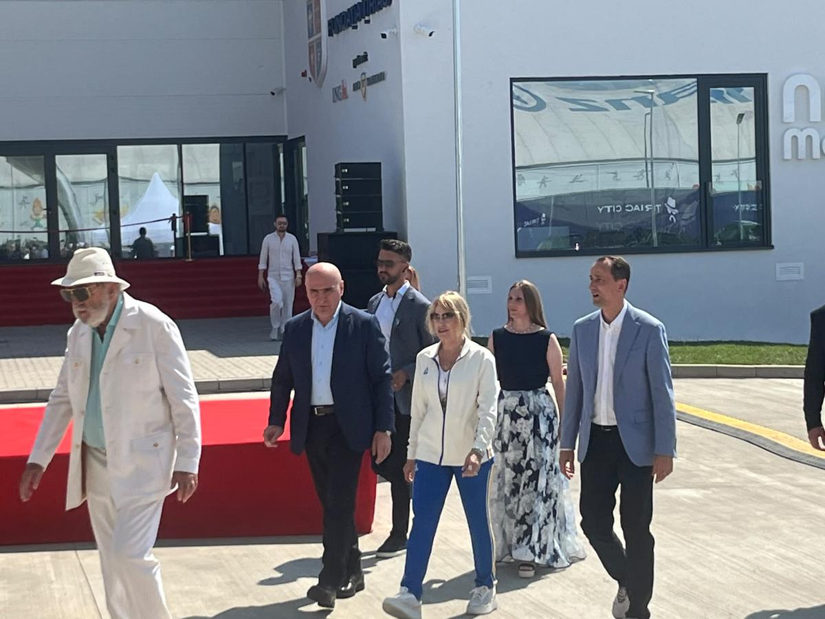 Sala „Nadia Comăneci”, inaugurată » Nadia, Ion Țiriac și Ilie Bolojan au tăiat panglica